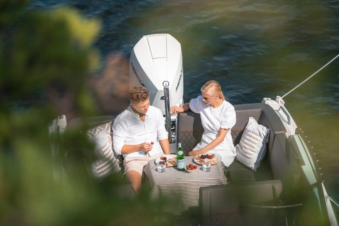 Couple profitant d'une vente de bateau de plaisance à Île-Rousse lors d'une croisière en mer