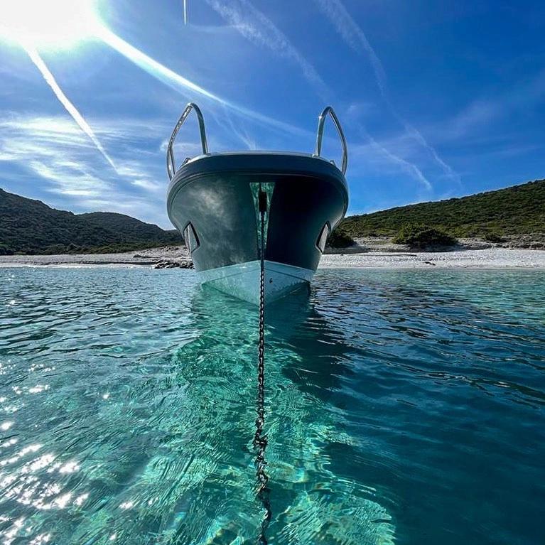 Bateau ancré aux eaux turquoise près d'Île-Rousse en Balagne, entretien et maintenance nautique