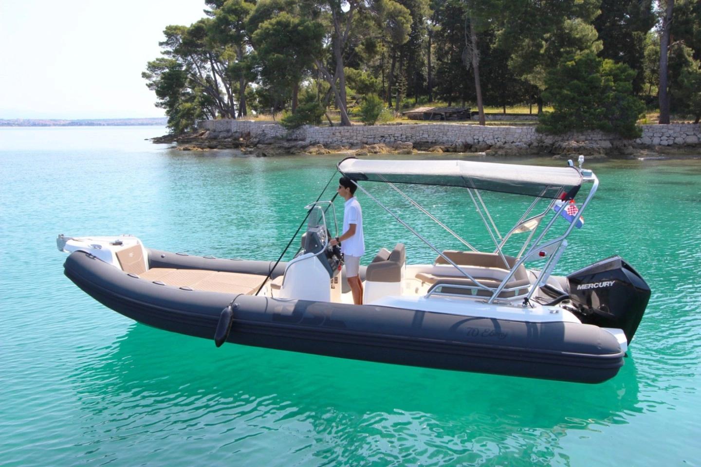 Vente de bateau de plaisance à Île-Rousse avec moteur Mercury en eaux turquoise méditerranéennes