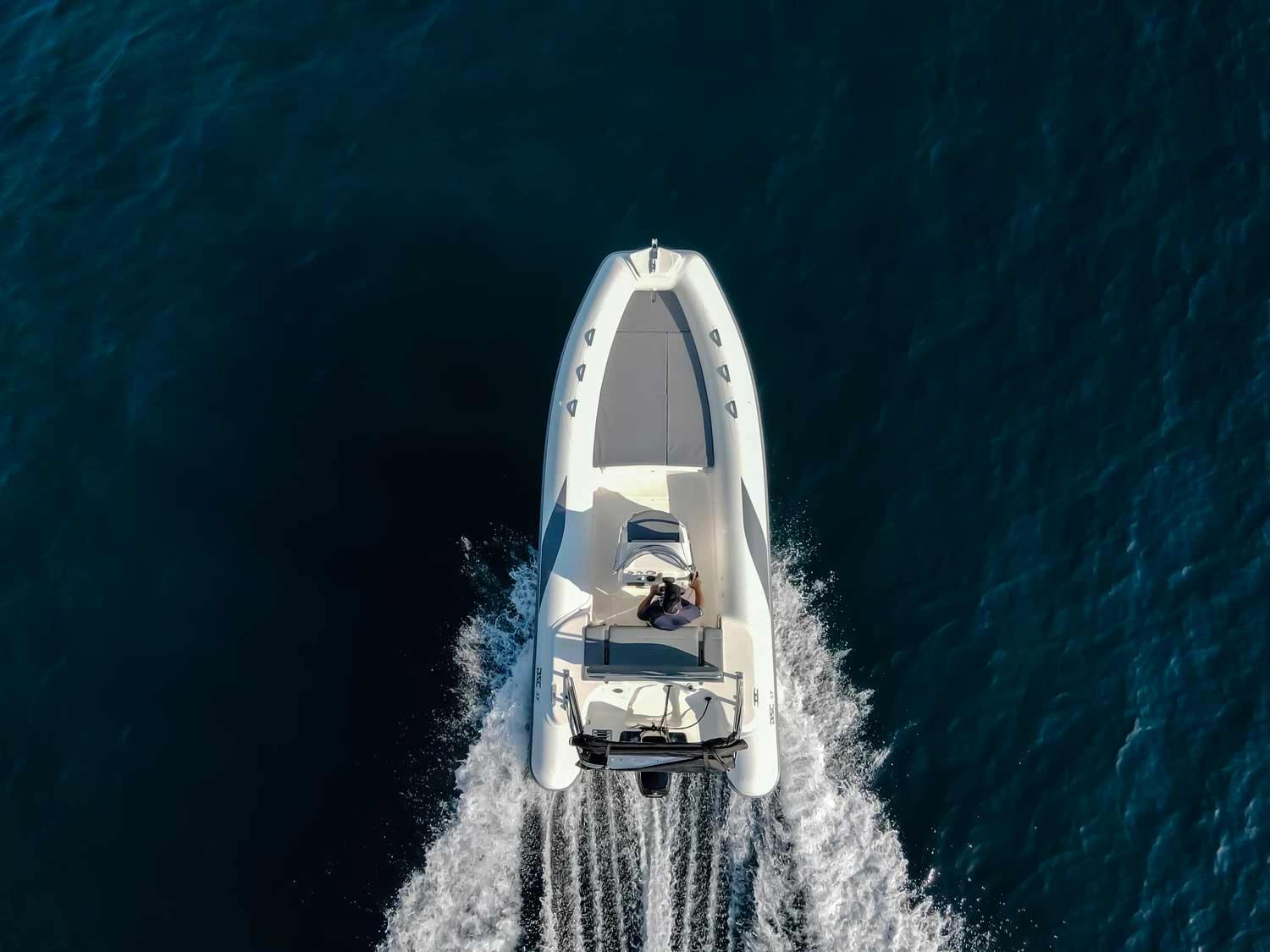 Location de bateau à Île-Rousse en Balagne vue aérienne d'un yacht blanc naviguant