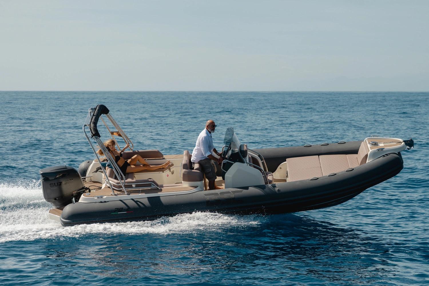 Vente de bateau de plaisance à Île-Rousse avec ce RIB élégant naviguant en mer Méditerranée