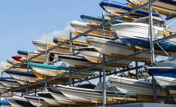 Entretien de bateau à Île-Rousse en Balagne avec stockage de bateaux sur racks