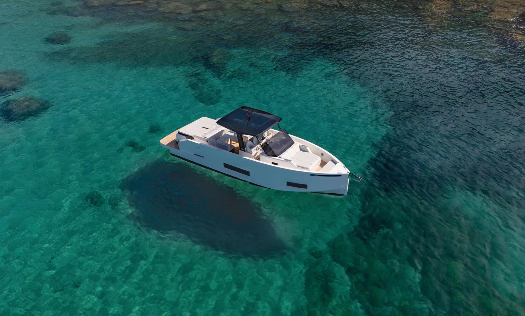 Bateau blanc ancré en eau turquoise près d'Île-Rousse, concessionnaire maritime