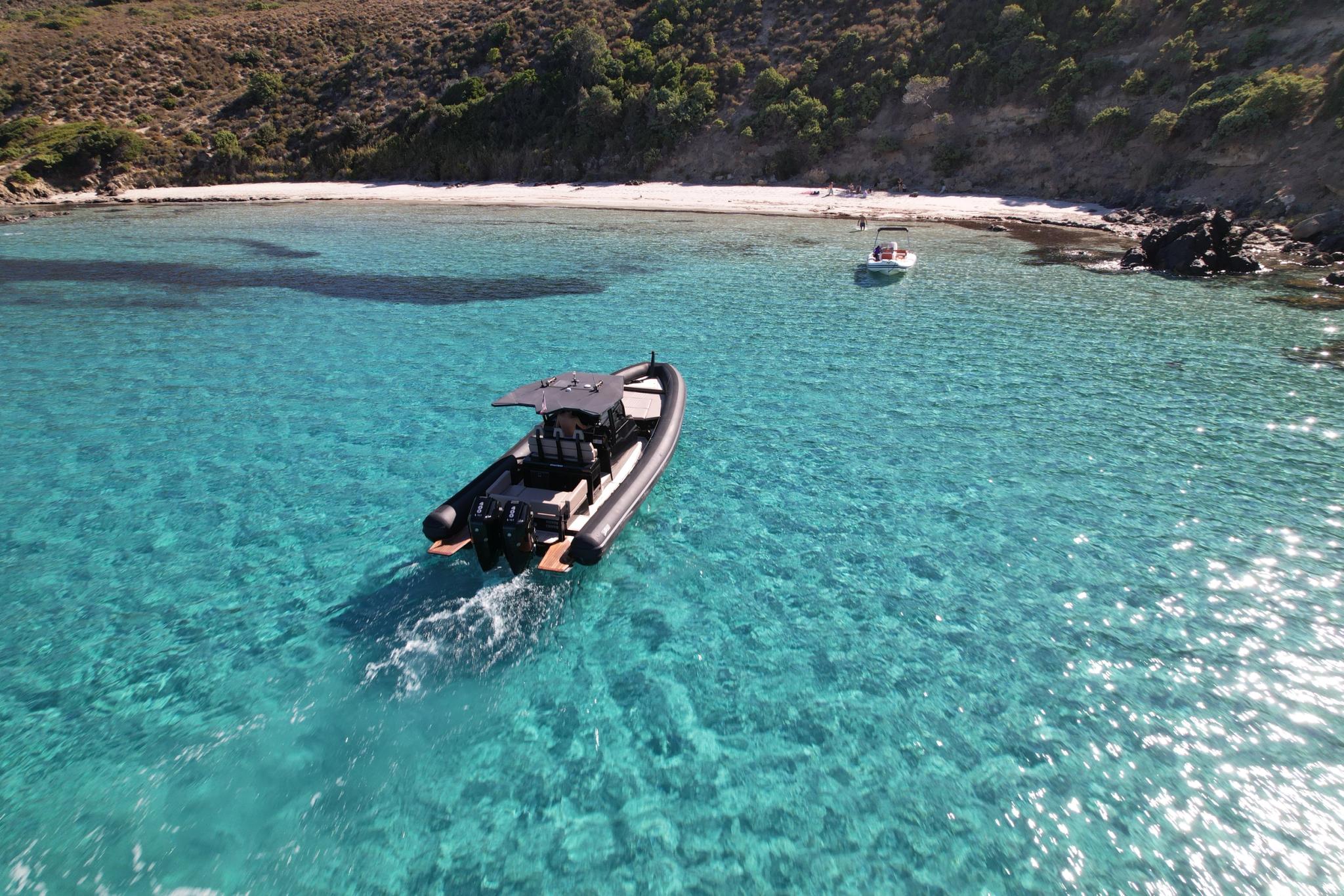 Location de bateau à Île-Rousse en Balagne avec vue sur plage et eau turquoise