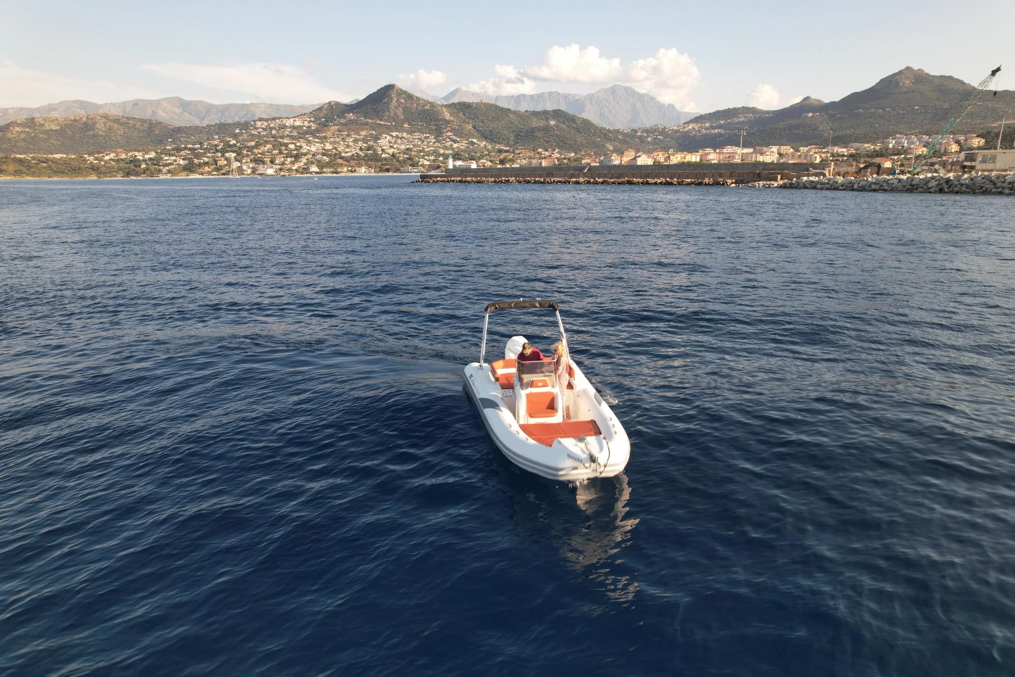 Location de bateau à Île-Rousse en Balagne avec vue sur les montagnes corses