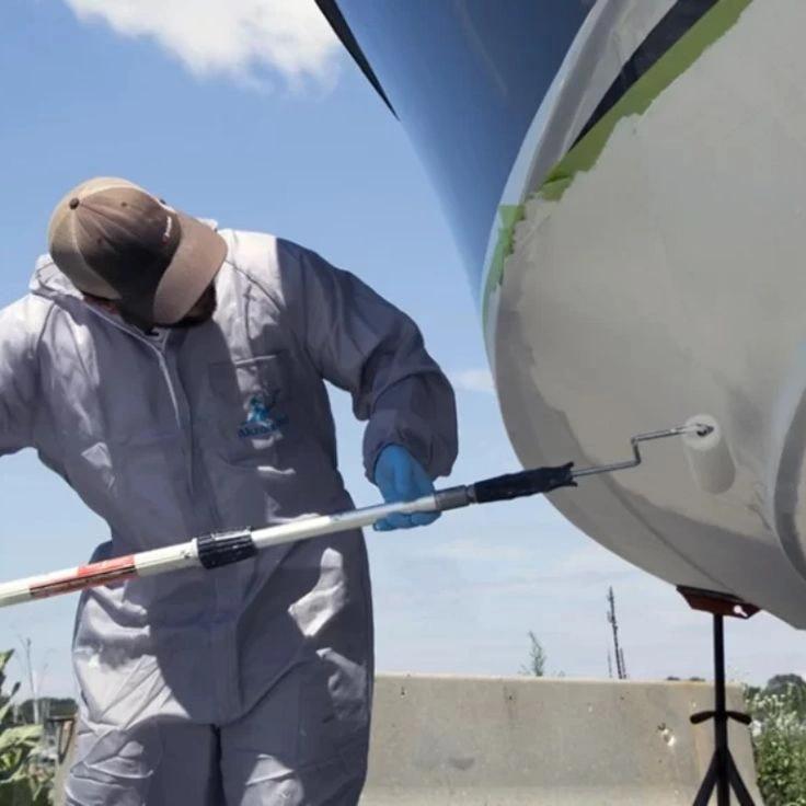 Technicien effectuant l'entretien de bateau à Île-Rousse en Balagne avec équipement professionnel