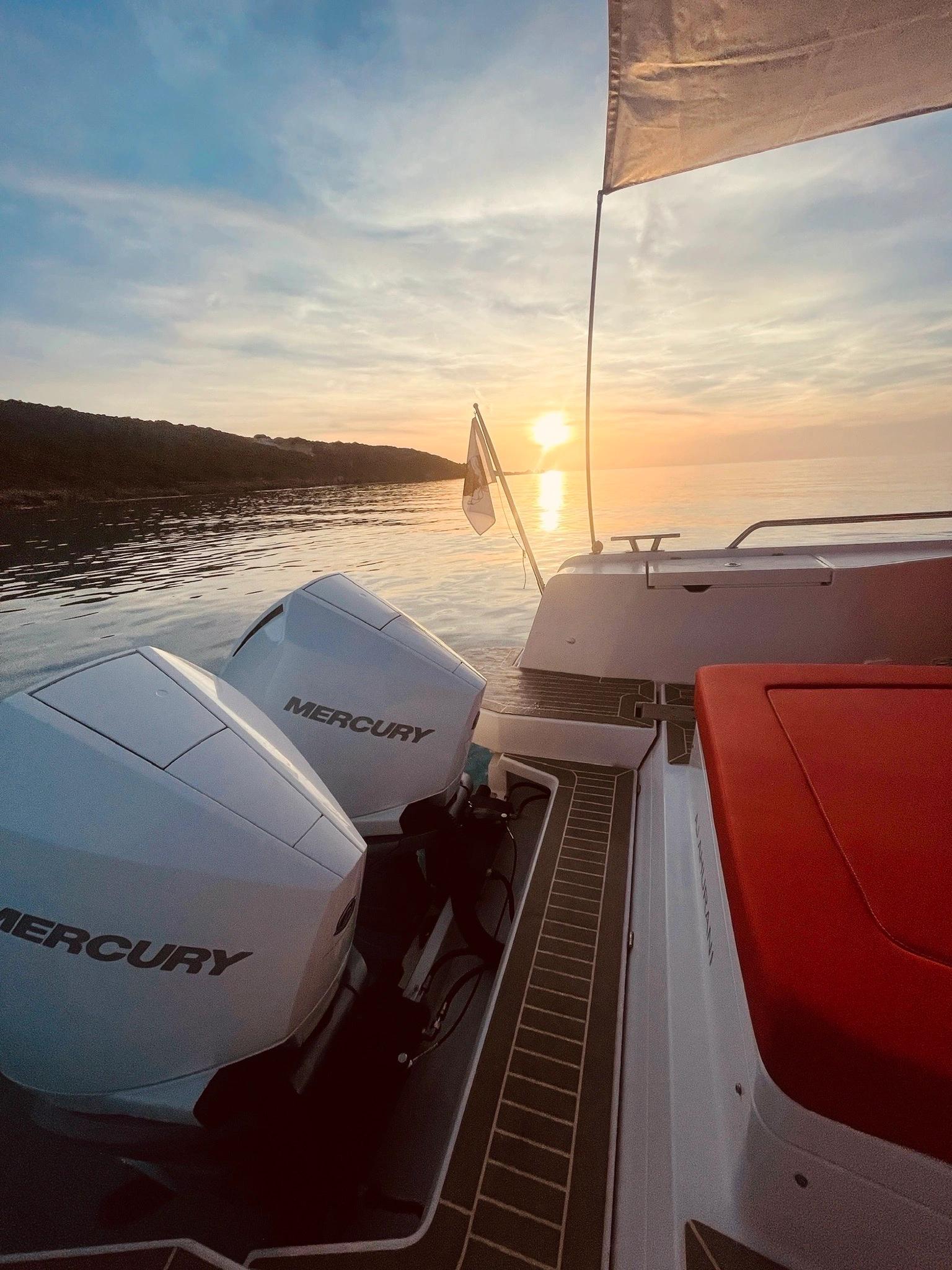 Vente de bateau de plaisance à Île-Rousse avec coucher de soleil en Méditerranée