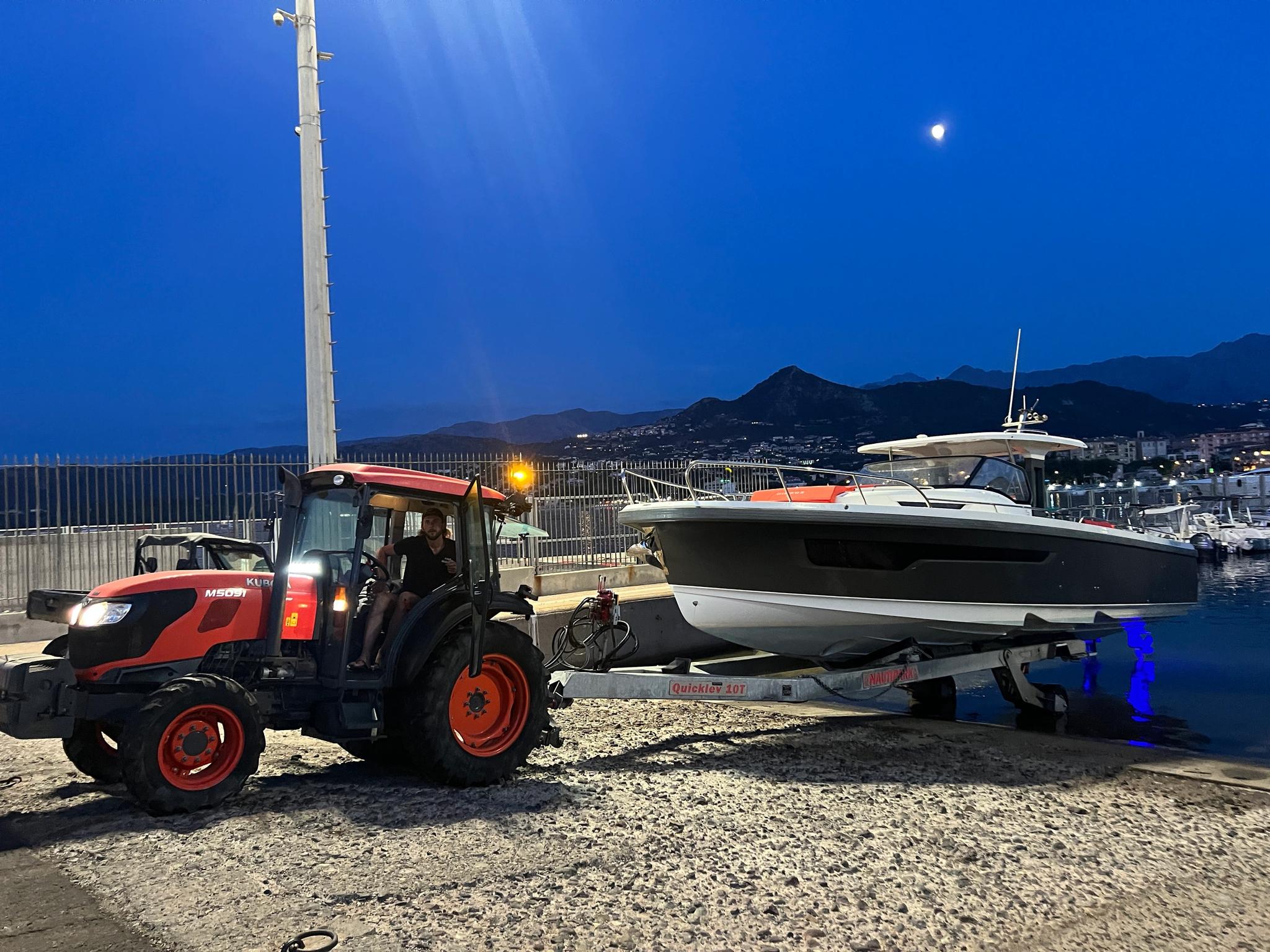 Entretien de bateau à Île-Rousse en Balagne avec tracteur sur plage