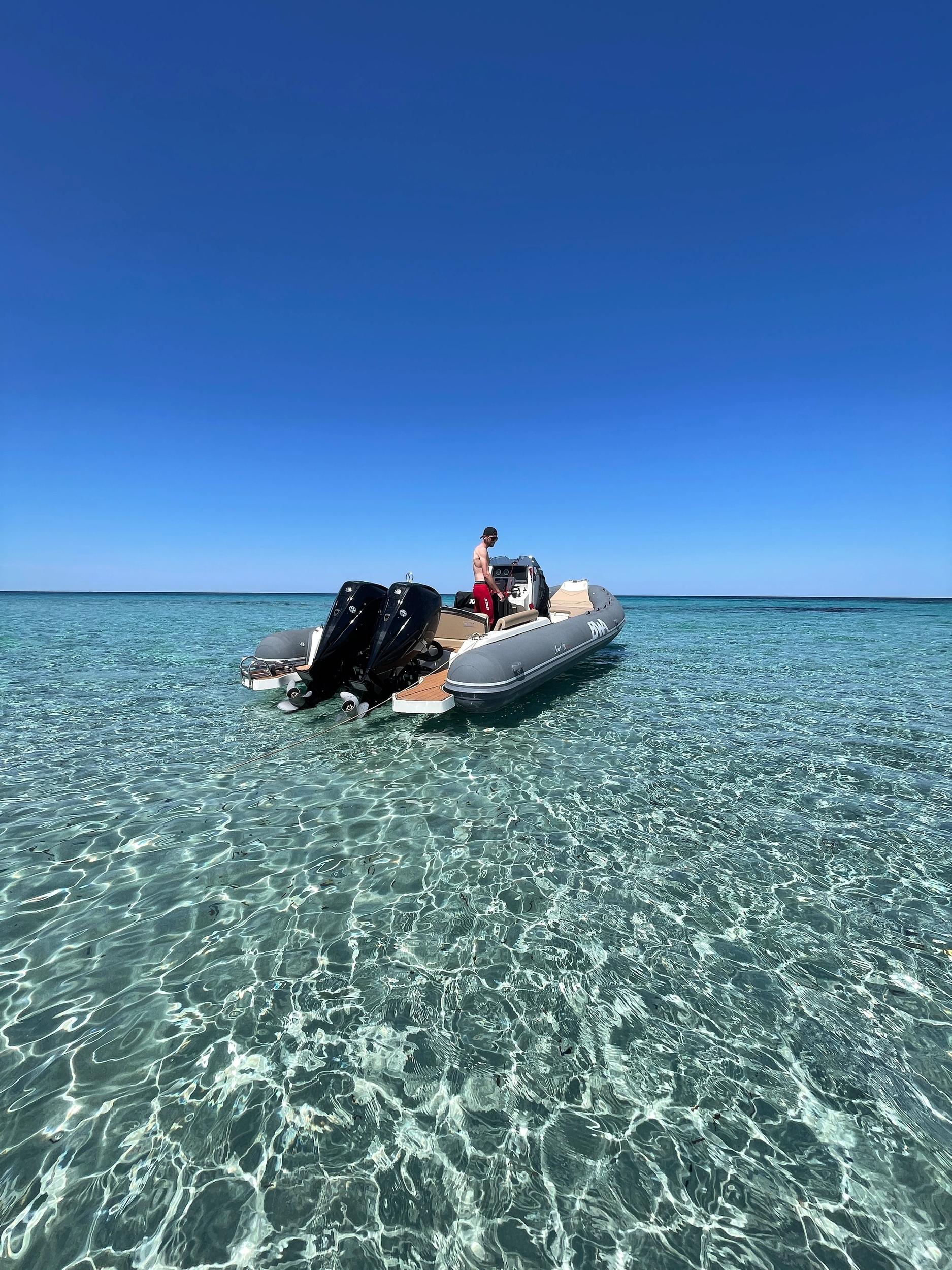 Location de bateau à Île-Rousse en Balagne avec deux moteurs en eaux turquoise
