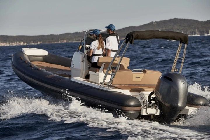 Vente de bateau de plaisance à Île-Rousse avec vedette pneumatique moderne en mer