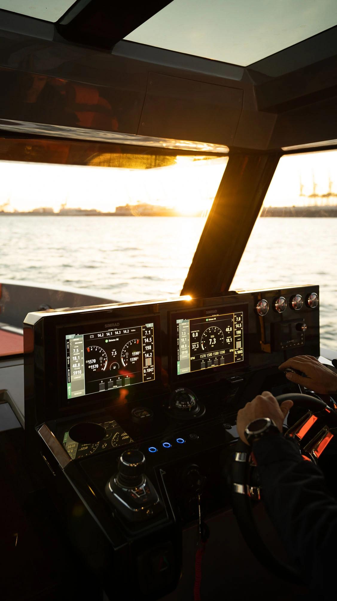 Cockpit de bateau avec instruments de navigation à Île-Rousse en Balagne
